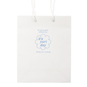 Personalize this modern birthday bag! This on trend design will tie together your minimal birthday aesthetic. Custom bags are a fun addition at your birthday and add a unique and memorable touch. 