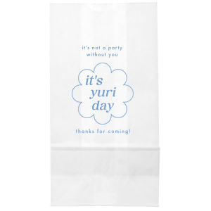 Personalize this modern birthday bag! This on trend design will tie together your minimal birthday aesthetic. Custom bags are a fun addition at your birthday and add a unique and memorable touch. 
