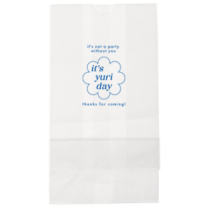 Personalize this modern birthday bag! This on trend design will tie together your minimal birthday aesthetic. Custom bags are a fun addition at your birthday and add a unique and memorable touch. 