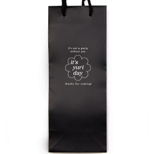 Personalize this modern birthday bag! This on trend design will tie together your minimal birthday aesthetic. Custom bags are a fun addition at your birthday and add a unique and memorable touch. 