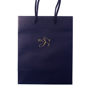 Indulge in luxury with the Elegant Ampersand Gift Bag, where initials transform into an exquisite logo. Centered around a lavishly designed ampersand that swirls into an artistic loop, this gift bag exudes a sophisticated statement of union. 