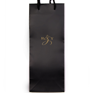 Indulge in luxury with the Elegant Ampersand Gift Bag, where initials transform into an exquisite logo. Centered around a lavishly designed ampersand that swirls into an artistic loop, this gift bag exudes a sophisticated statement of union. 