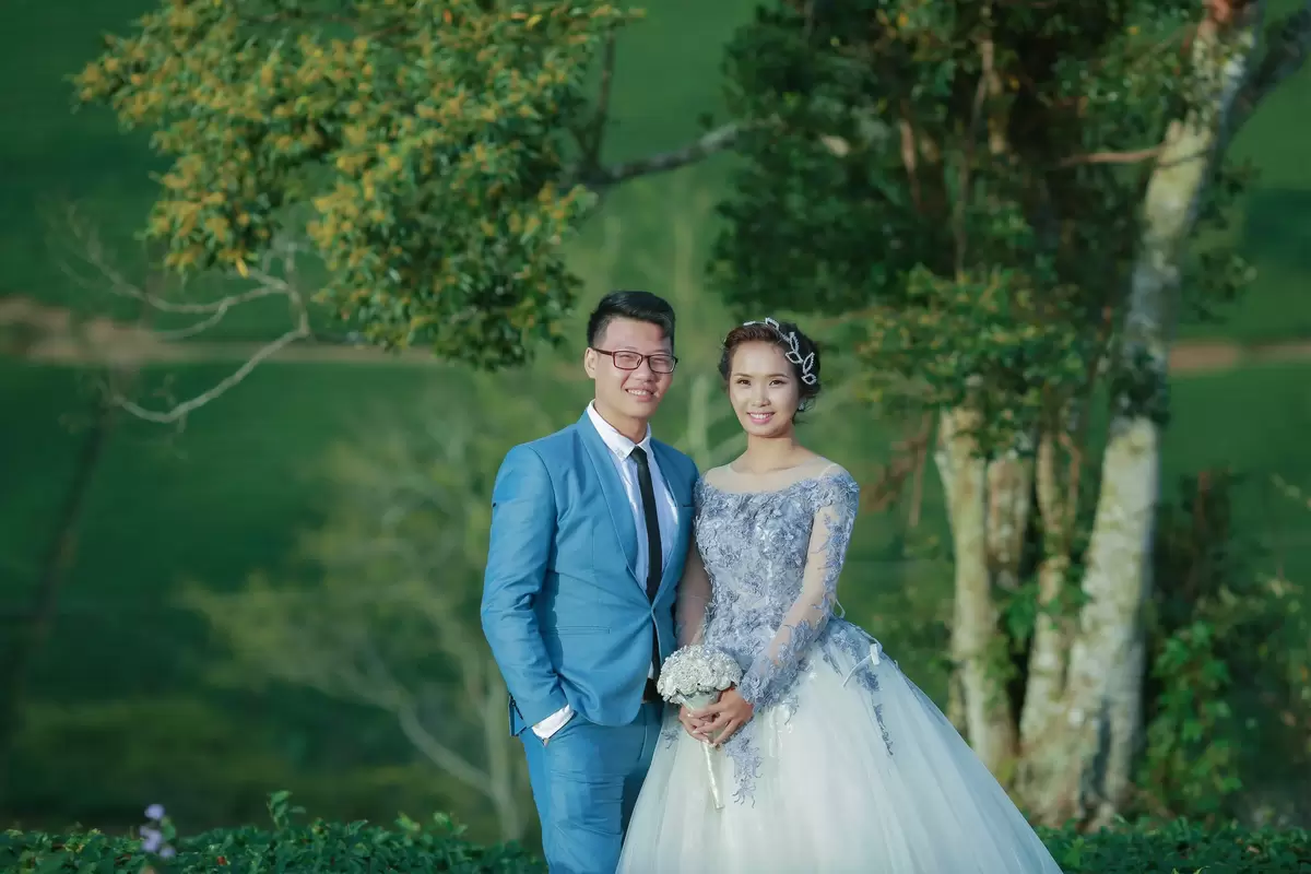 2020 Wedding Trend: Blue Suiting for Groom