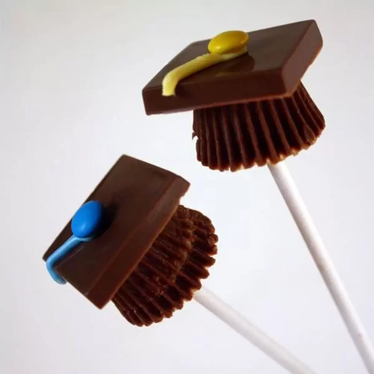 DIY Graduation Party Favors make reeses graduation cap