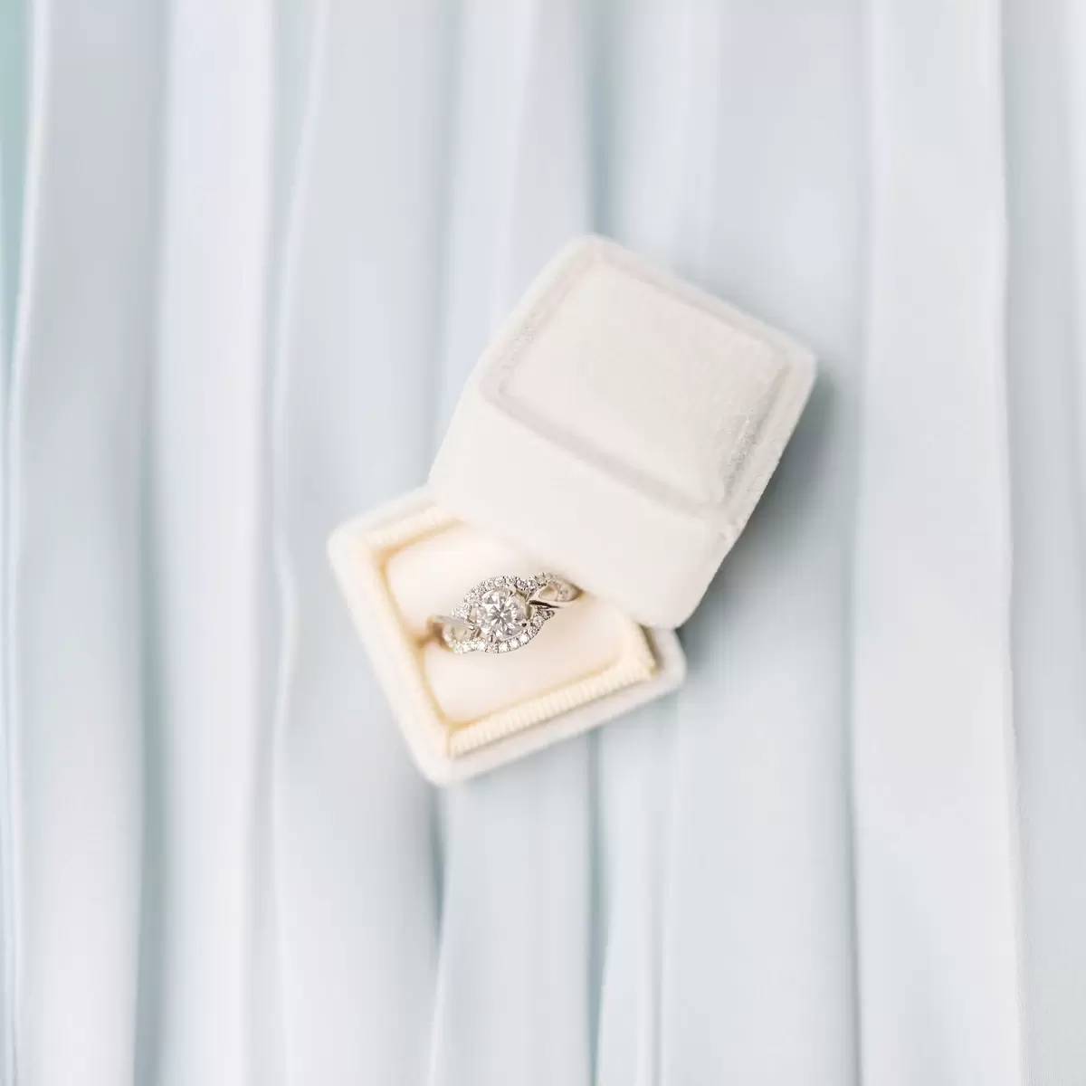 engagement ring and how to start wedding planning